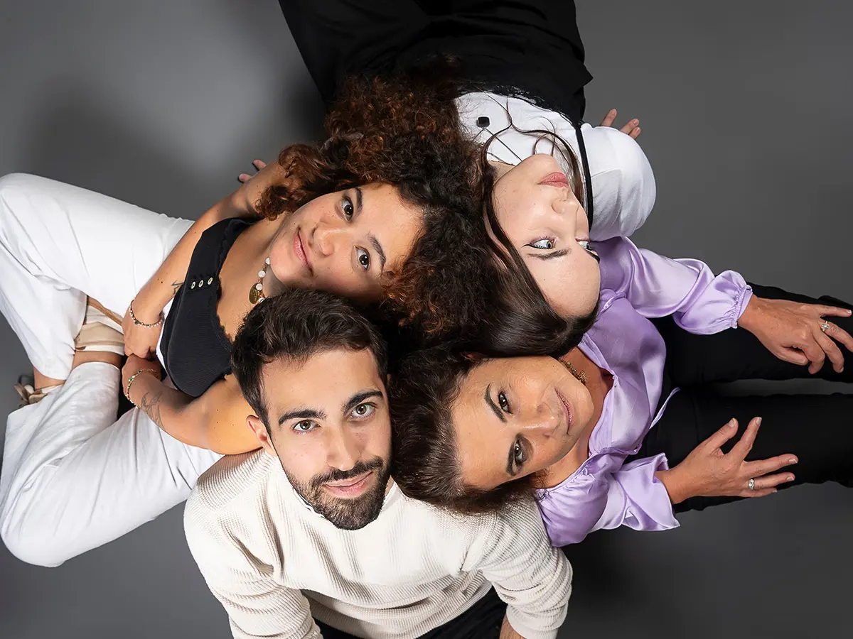Séance photo famille, grossesse et naissance en studio à Fontainebleau